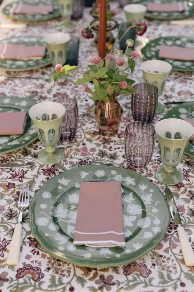 tendance deco table nappe exemple imprimé floral couleur mauve et vert sur fond blanc chic et champêtre vaisselle couleur sauge verre à pied coloré violet