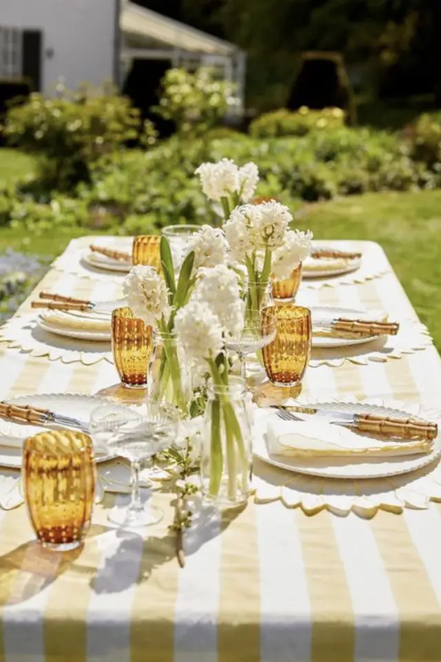 tendance deco table nappe exemple à rayure jaune et blanc esprit vacances été repas dans le jardin simplicité