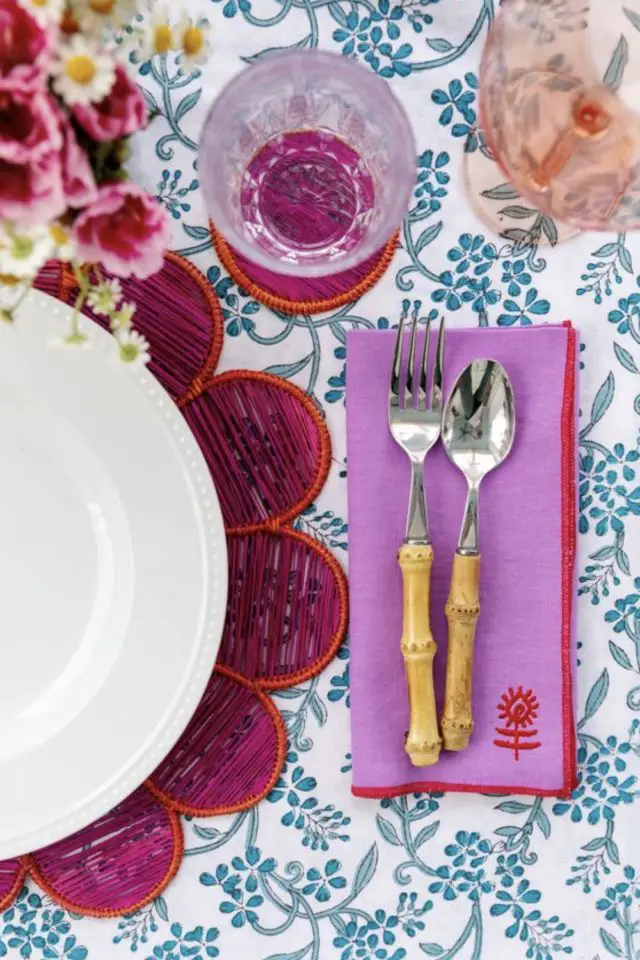 tendance deco table nappe exemple contraste imprimé fleur bleue serviette unie rose mauve ambiance colorée