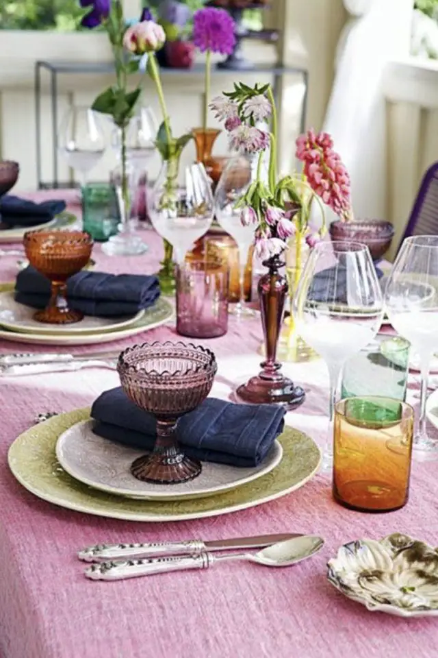 tendance decor table verre couleur nappe rose vaisselle vert clair soliflore en verre violet coupelle vintage mauve