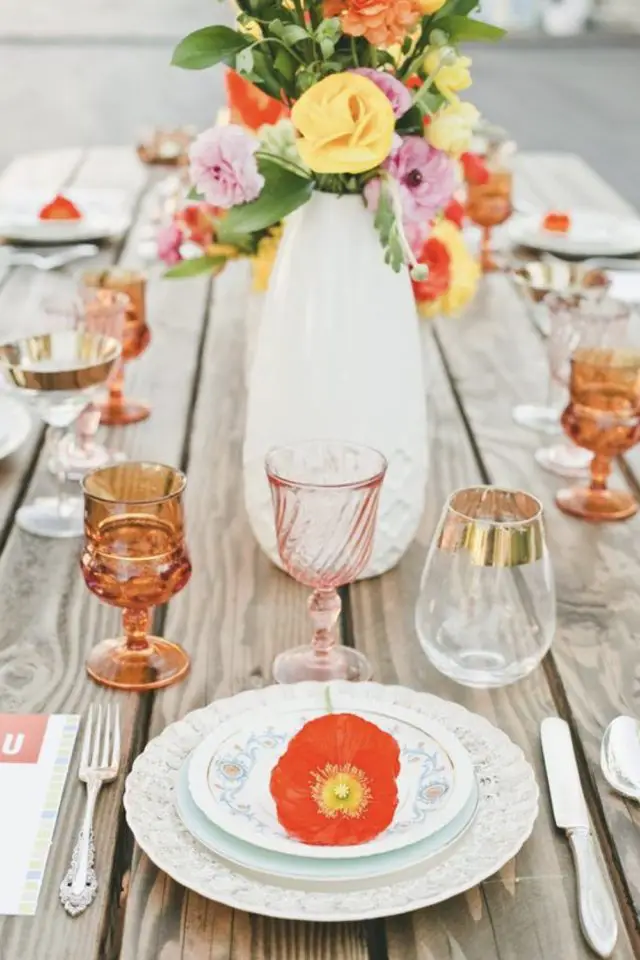 tendance decor table verre couleur verre à pied rose nude et doré chic féminin vaisselle blanche pas de nappe table en bois esprit champêtre