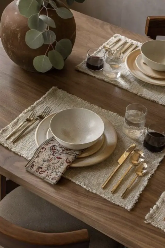 tendance decoration table vaisselle artisanale set de table en lin couleur neutre couvert doré repas dimanche art de recevoir