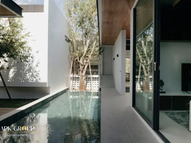 vacances thailande luxe villa design piscine toute en longueur extérieur corridor coursive