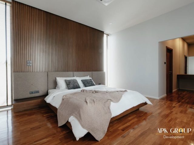 vacances thailande luxe villa design chambre parentale design mur en bois tasseaux foncés chic et élégant