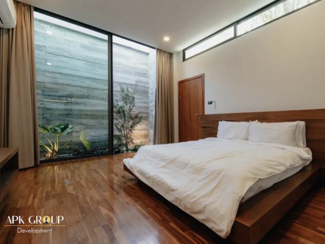 vacances thailande luxe villa design chambre adulte baie vitrée lumière tête de lit bois