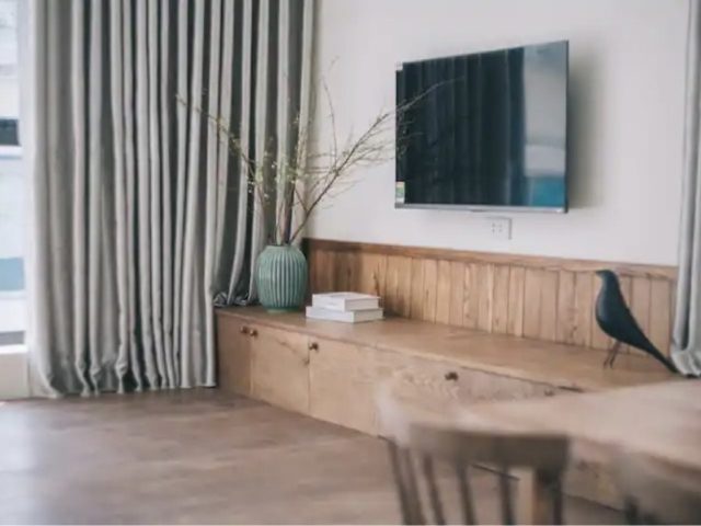 vacances vietnam appartement deco hanoi meuble TV sur mesure en bois avec espace de rangement