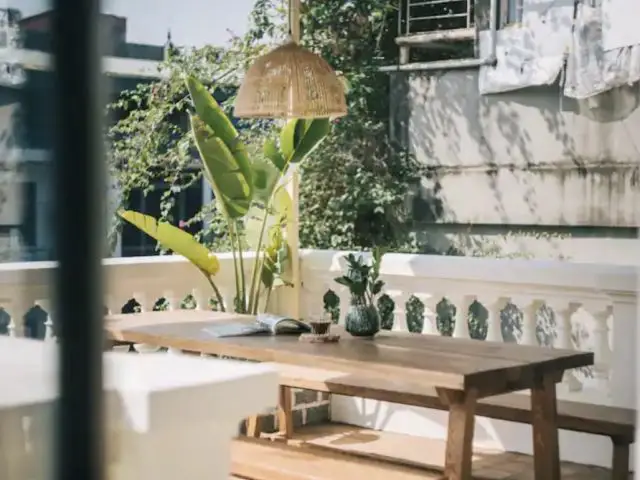 vacances vietnam appartement deco hanoi balcon rooftop toit terrasse plantes tropicale meuble extérieur en bois