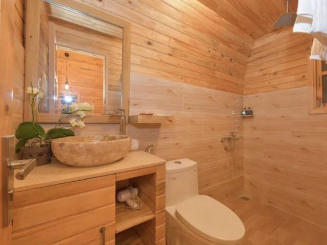 vacances vietnam bungalow avec piscine petite salle de bain tout en bois lambris