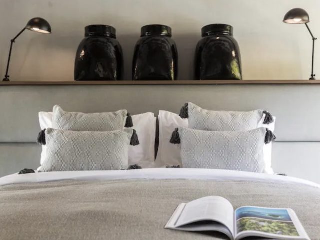 villa a louer thailande vacances luxe détail déco chambre à coucher étagère dessus tête de lit vase et luminaire
