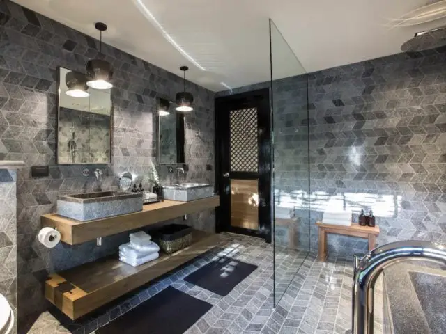 villa a louer thailande vacances luxe très grande salle de bain gris avec douche plan vasque en bois chic et élégant