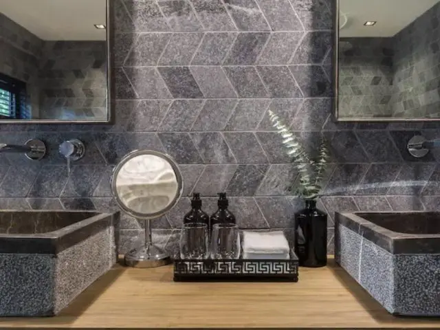 villa a louer thailande vacances luxe détail décoratif salle de bain plan double vasque en bois carrelage mural chevron