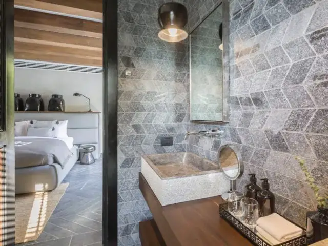 villa a louer thailande vacances luxe idée décoration salle de bain bois et gris plan vasque