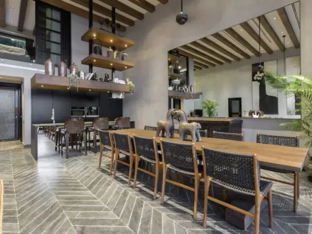 villa a louer thailande vacances luxe très grande table de salle à manger en bois revêtement sol carrelage chevron gris style industriel chic