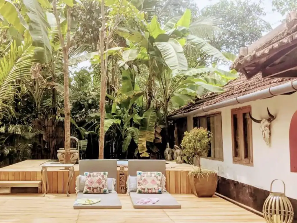 villa exceptionnelle inde du sud alleppey terrasse en bois avec coussin de sol repos vacances  plantes jardin tropical