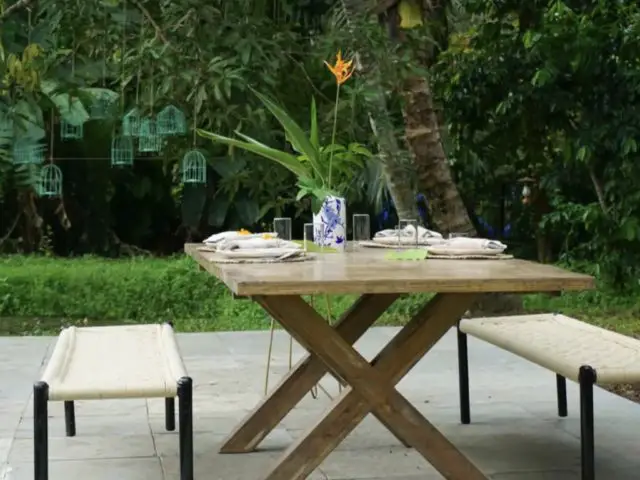 villa exceptionnelle inde du sud alleppey table salon de jardin en bois avec banc traditionnel déco arbre
