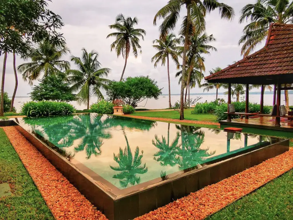 villa exceptionnelle tradition inde du sud Alappuzha bord de lac piscine palmier cocotier