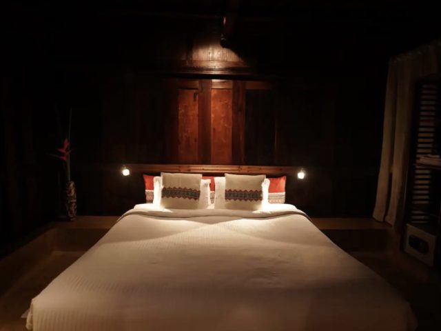 villa exceptionnelle tradition inde du sud chambre à coucher parentale lit 2 personne mur en bois chic et élégant