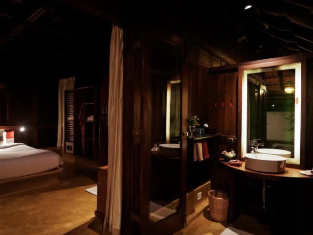 villa exceptionnelle tradition inde du sud salle de bain et chambre suite parentale haut de gamme style colonial