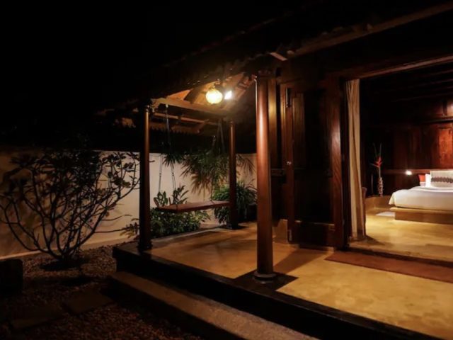 villa exceptionnelle tradition inde du sud détail extérieur suite parentale terrasse patio balançoire en bois