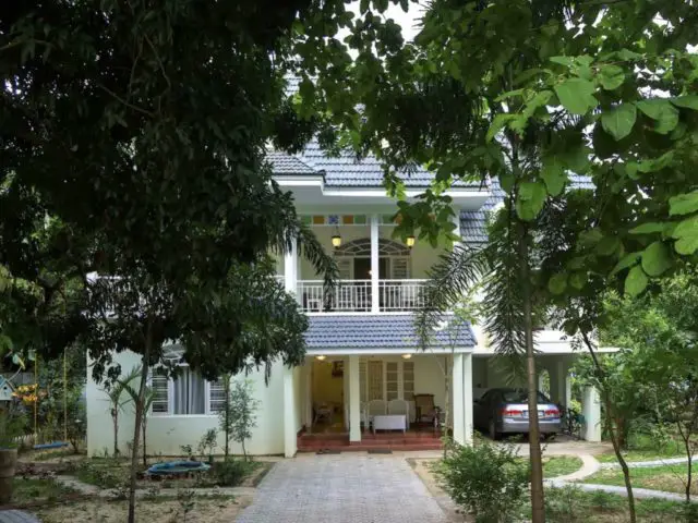 villa familiale ferme kerala nature façade demeure familiale avec balcon et espace pour protéger la voiture