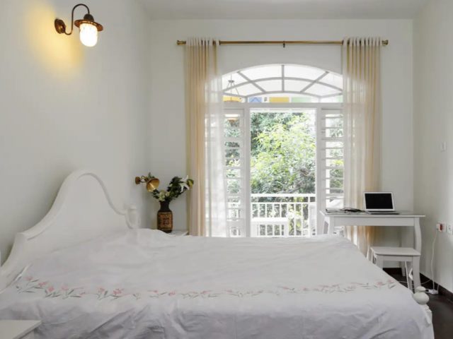 villa familiale ferme kerala nature chambre parentale blanche simple baie vitrée avec imposte cintrée