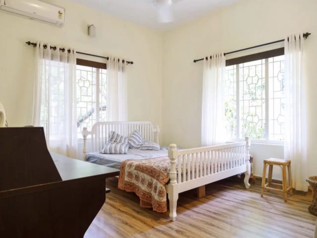 villa familiale ferme kerala nature chambre d'ami et d'invité lit en bois blanc fenêtres vue sur le jardin