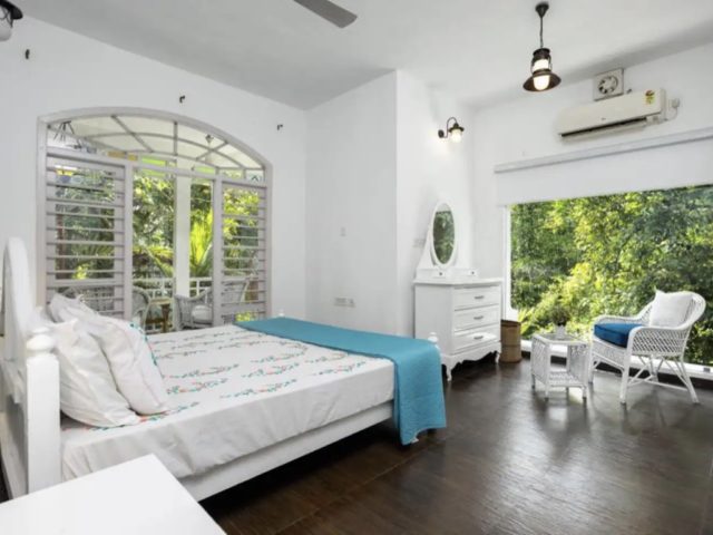 villa familiale ferme kerala nature grande chambre adulte blanche avec ouverture sur balcon