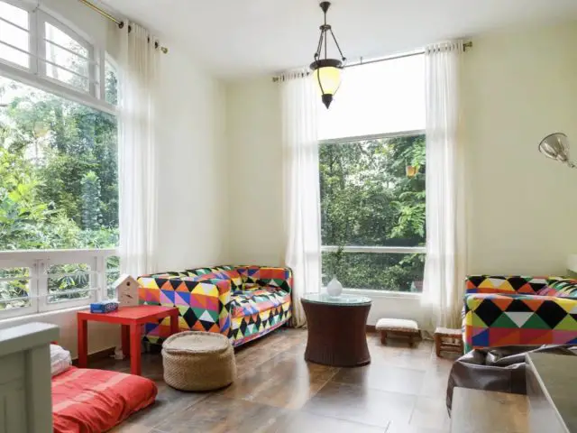 villa familiale ferme kerala nature chambre d'enfant avec canapé coloré multicolore et géométrique