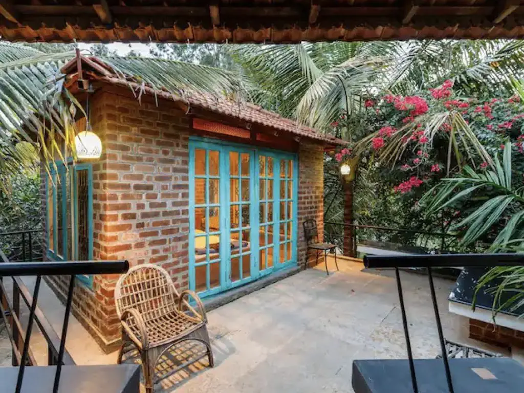 villa familiale moderne et authentique Bangalore bungalow jardin menuiserie fenêtre bleu vert