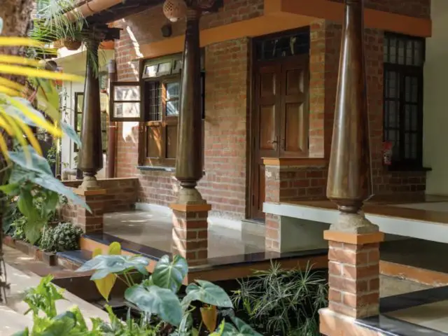 villa familiale moderne et authentique Bangalore extérieur terrasse couverte colonne poteaux traditionnel sud de l'Inde