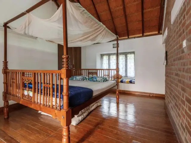 villa familiale moderne et authentique Bangalore lit à baldaquin en bois avec voilage chambre adulte