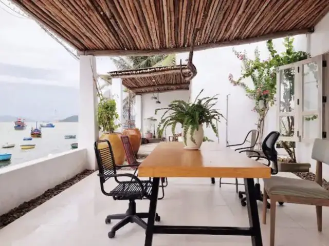 villa style mediterraneen voyage asie sud-est balcon de maison table repas terrasse couverte