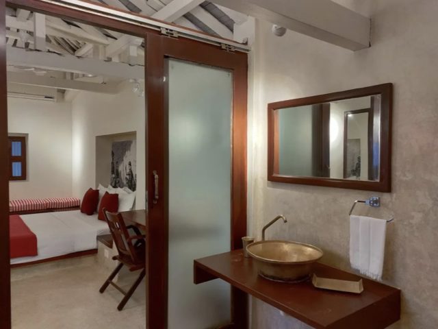 villa traditionnelle tamil nadu architecture suite parentale salle de bain meuble vasque avec miroir