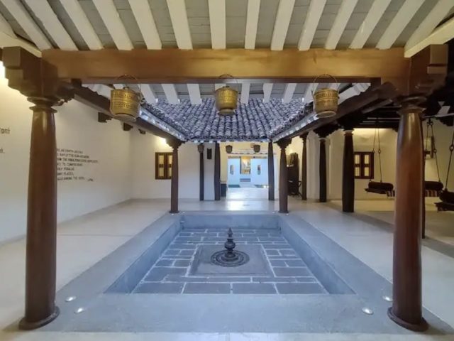 villa traditionnelle tamil nadu architecture pièce à vivre avec fontaine patio intérieur