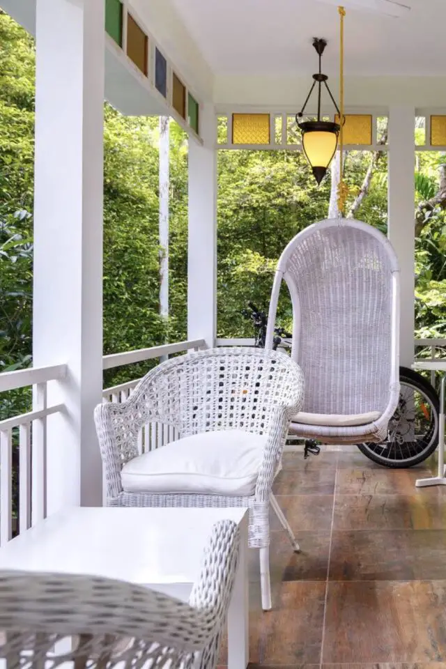 villa vacances famille Inde kerala balcon loggia avec fauteuil blanc et fauteuil suspendu