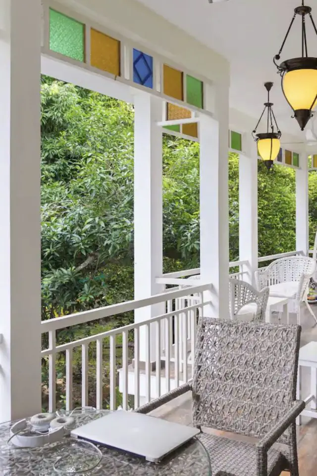 villa vacances famille Inde kerala balcon loggia avec vitraux déco et coloré