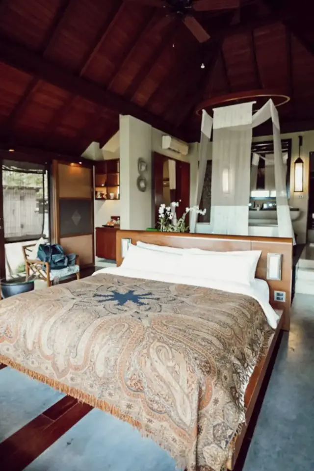 villa zen voyage thailande exception tradition et modernité chambre ouverte suite avec salle de bain bois voilage Phuket