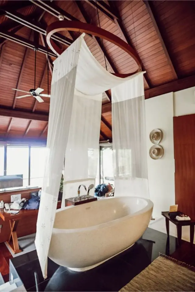 villa zen voyage thailande exception salle de bain avec baignoire îlot voilage intimité
