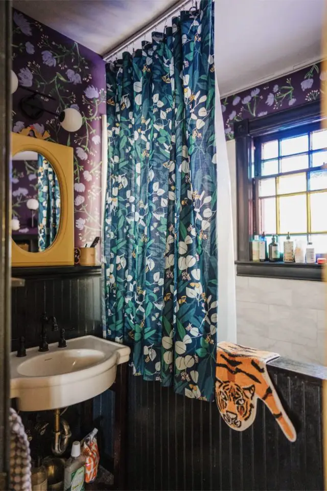 visite deco maison hyper coloree et joyeuse salle de bain moderne rideau de douche imprimé couleur vert mur blanc et prune miroir jaune originalité personnalité