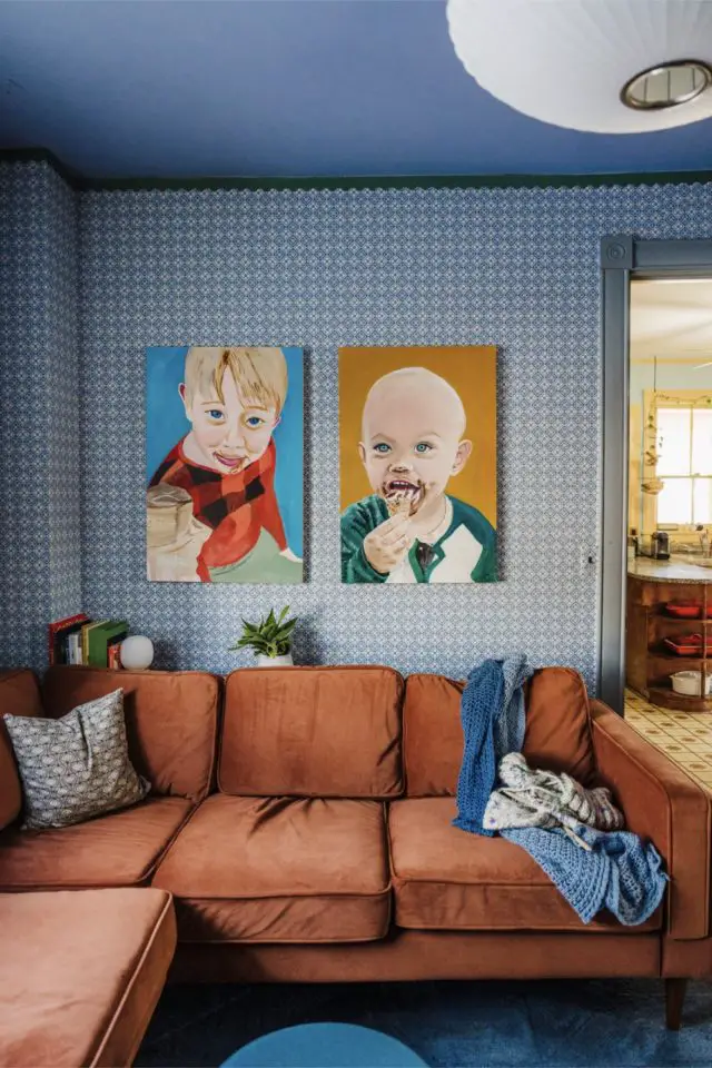 visite deco maison hyper coloree et joyeuse salon séjour canapé terracotta mur bleu et blanc vichy grand tableau portrait enfant décor personnel