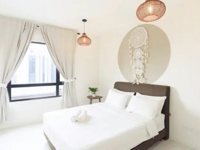 voyage circuit malaisie singapour ou dormir chambre à coucher adulte moderne blanche avec rond peint au mur décor tendance macramé