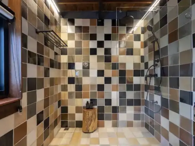 voyage dexception thailande hébergement insolite salle de bain revêtement mur carrelage original