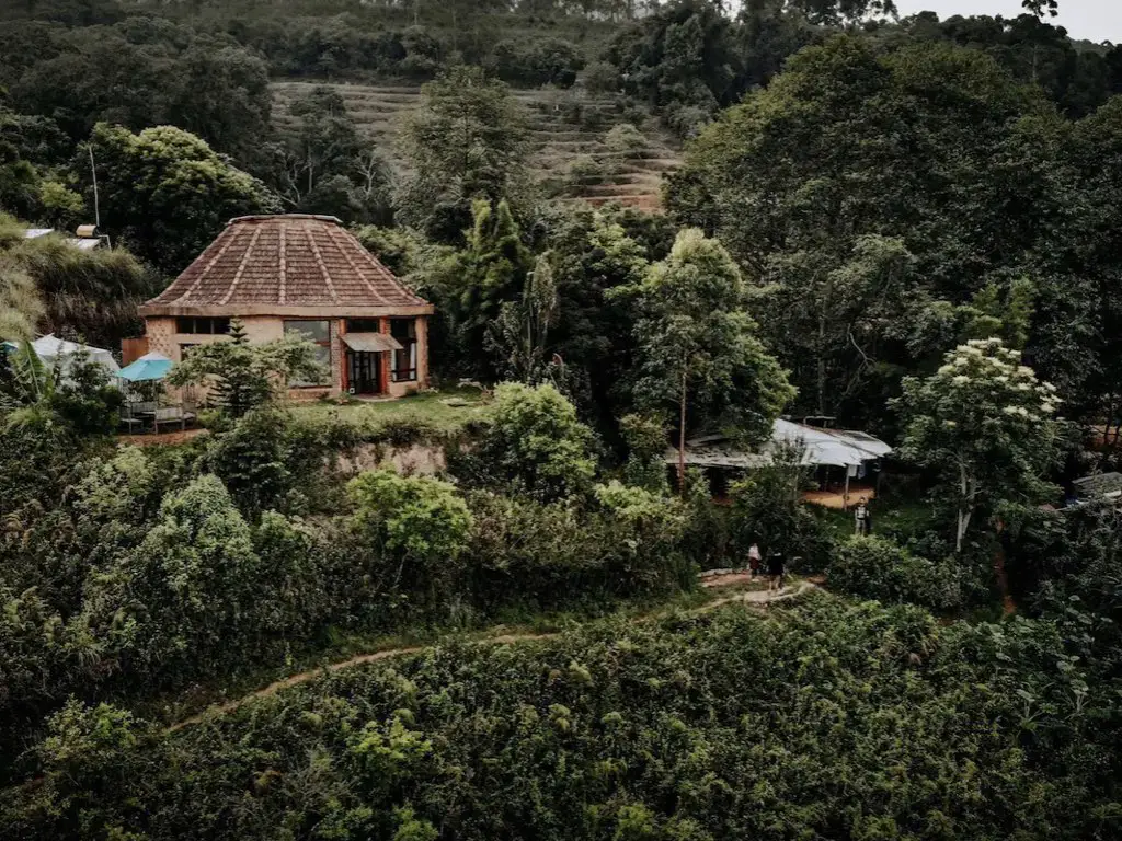 voyage inde du sud hebergement exception kodaikanal logement durable arrondi avec puit de lumière matériaux éco-responsable en pleine nature