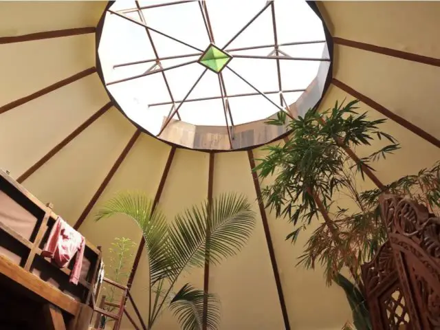 voyage inde du sud hebergement exception kodaikanal habitat durable puit de lumière toiture ronde plantes vertes intérieures