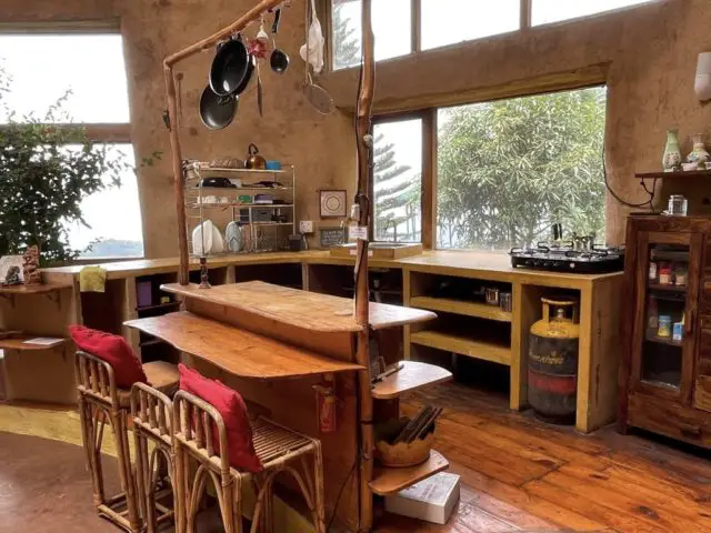 voyage inde du sud hebergement exception kodaikanal cuisine bois hippie bohème matériaux éco-friendly habitat durable baie vitrée