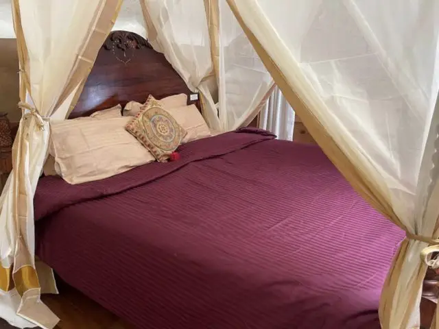 voyage inde du sud hebergement exception kodaikanal chambre à coucher lit à baldaquin en bois colonial