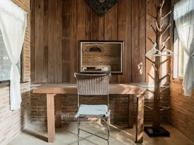 voyage nord thailande maison traditionnelle eclectique petit bureau en bois simple et efficace
