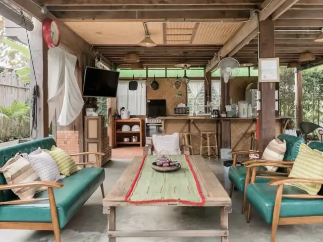 voyage nord thailande maison traditionnelle eclectique salon en bois table basse rectangulaire canapé et fauteuil vintage en cuir