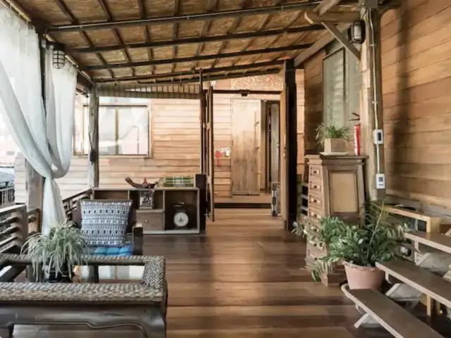 voyage nord thailande maison traditionnelle eclectique terrasse en bois étage couverte espace zen