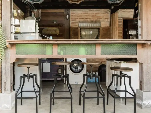 voyage nord thailande maison traditionnelle eclectique bar récup' vitrail tabouret industriel